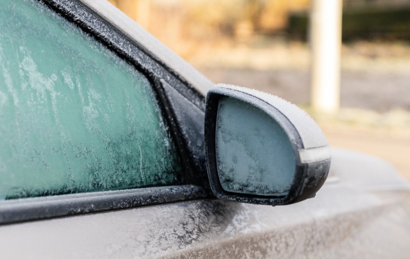 Un bărbat a fost amendat cu 600 de euro pentru că a lăsat motorul pornit ca să dezghețe geamurile
