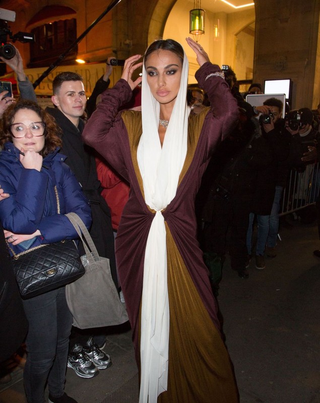 Mădălina Ghenea a strălucit la Paris Fashion Week. Ținuta purtată de frumoasa româncă a atras privirile tuturor