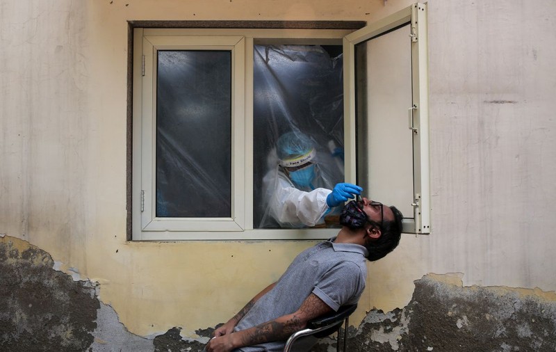 În India, mulți pacienți vindecați de COVID trăiesc acum cu stresul post-traumatic: ”Nu pot să îmi scot imaginile din cap. Încă mi-e teamă că voi muri”