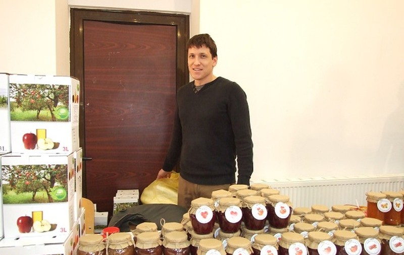 Un elvețian s-a mutat în Timiș și vinde dulceață și sucuri naturale în beneficiul oamenilor cu probleme