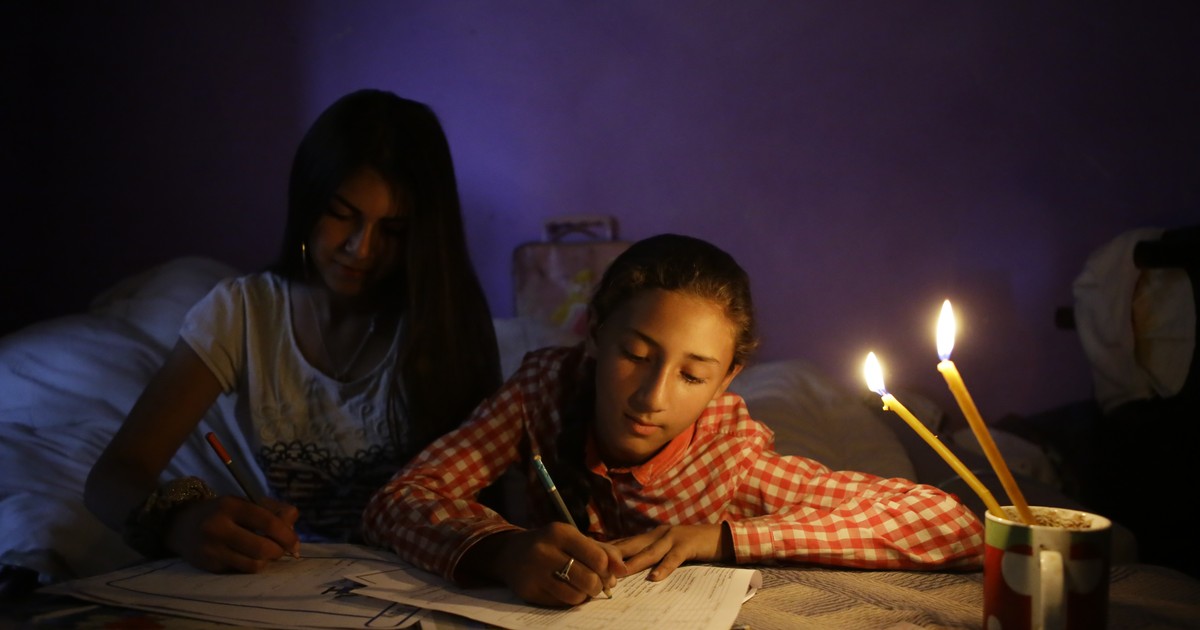 Un român din doi nu face față cheltuielilor neprevăzute, iar român din cinci suferă de deprivare severă, potrivit Eurostat. Elevi învățând la lumina lumânării