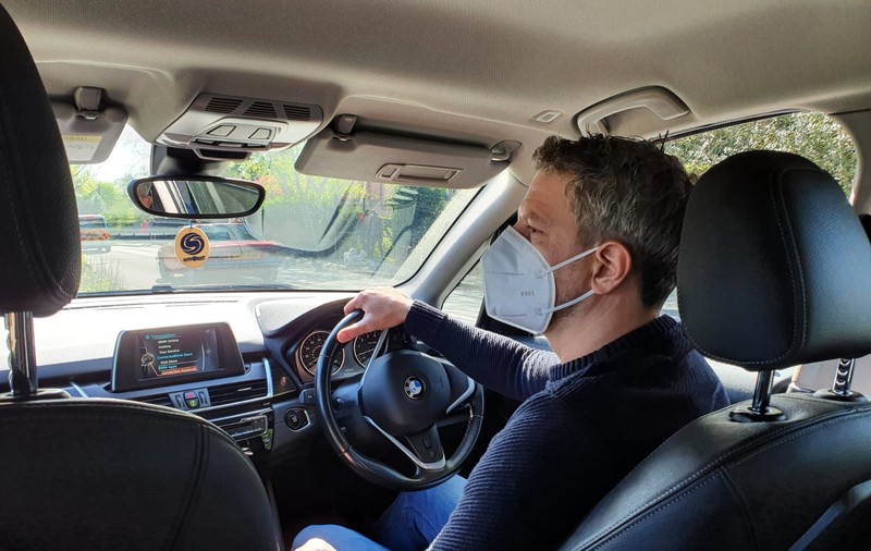 Metoda anti-COVID a unui taximetrist român din Londra. Ce condiții le pune clienților în timpul cursei