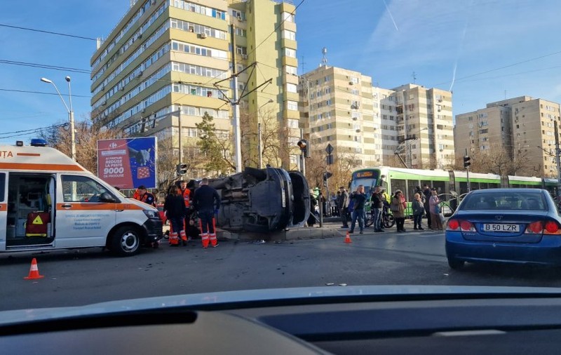 O ambulanță aflată în misiune s-a ciocnit cu două mașini, în Capitală. Patru oameni au fost răniţi