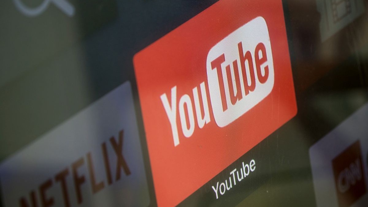 Logourile aplicațiilor YouTube și Netflix apar pe ecranul unui televizor, la 23 martie 2018, în Istanbul, Turcia.