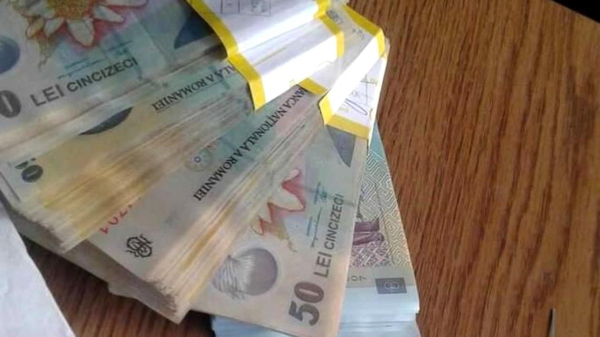 ING: 7 români din 10 rămân fără bani până la următorul salariu, iar 2 din 5 se împrumută. Teancuri de bani pe o masă
