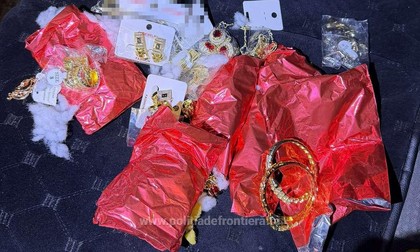 Femeia nu avea acte de proveniență pentru bijuteriile evaluate la aproximativ 123.000 de euro Sursa foto: Poliția de Frontieră
