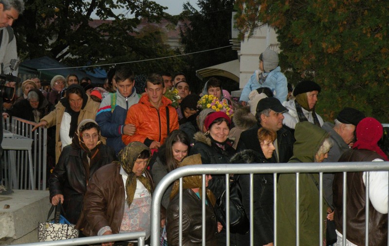 Record de credincioși în ultima noapte de pelerinaj la Iași. Zeci de mii de oameni stau de mai bine de 16 ore la coadă