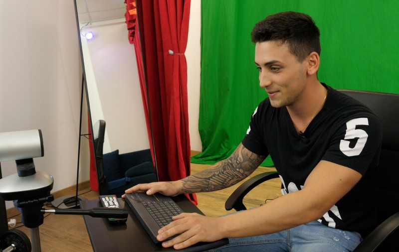 VIDEO / Cel mai mare videochat de băieți din Europa este la București. Cum arată băieții și câți bani câștigă