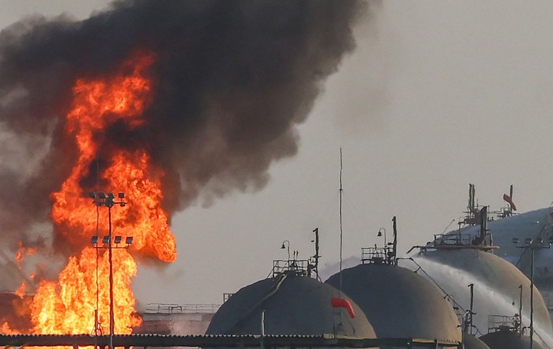 Incendiu la o instalație Aramaco situată la sud de Riad, capitala Arabiei Saudite Sursa foto: Profimedia