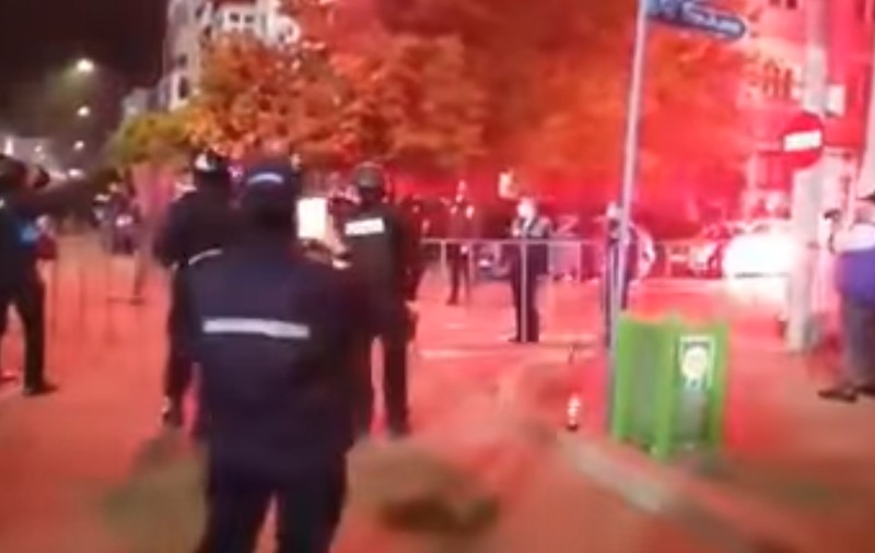 VIDEO | Incidente după meci. Jandarmi atacați cu torțe în afara stadionului din Drobeta Turnu Severin