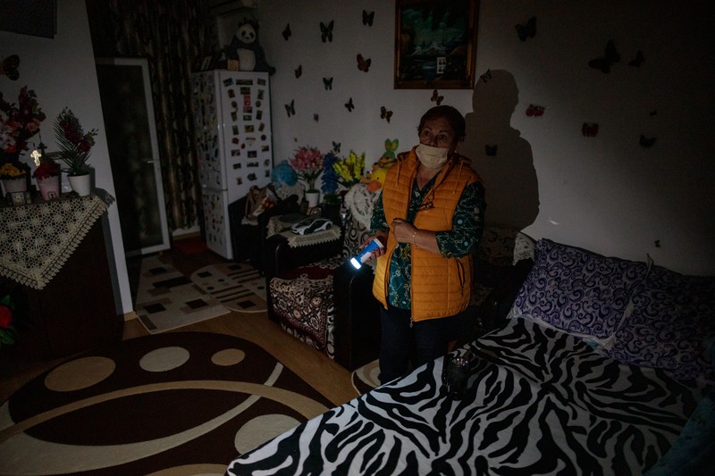 Elena Guste nu știa că blocul nu este racordat legal la curent când s-a mutat în el