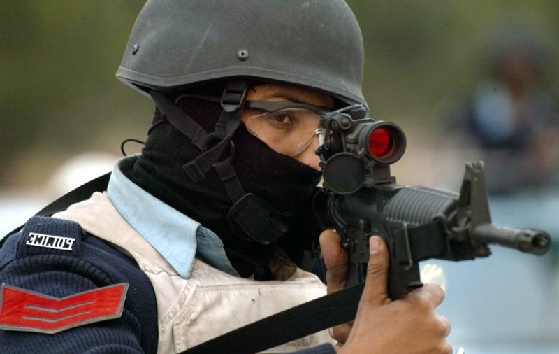 Laser, frate! Poliţiştii testează o armă cu laser împotriva infractorilor 