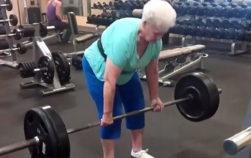 Nu o să îți vină să crezi! O bătrână de 78 face exerciții cu haltere. A ridicat 100 de kilograme fără probleme / VIDEO