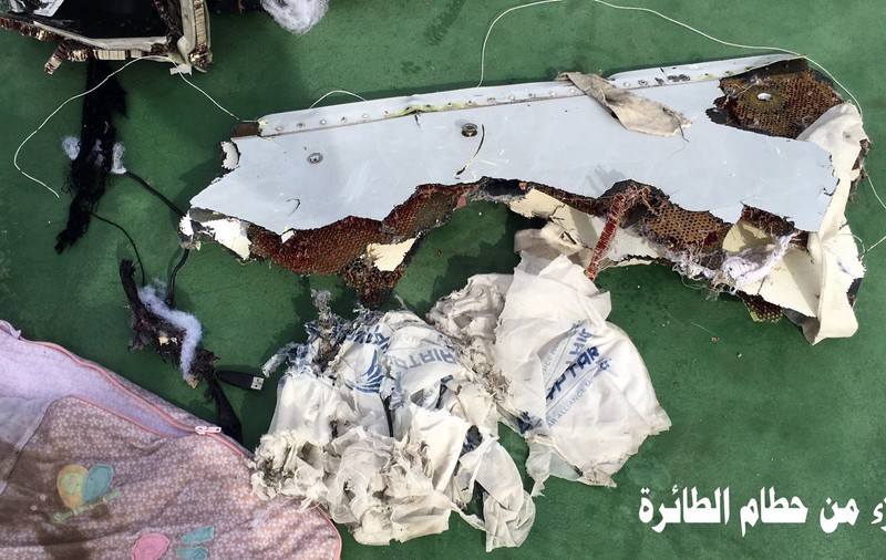 Avionul EgyptAir prăbușit în Mediterana | Anchetatorii au găsit urme de explozibil pe trupurile victimelor