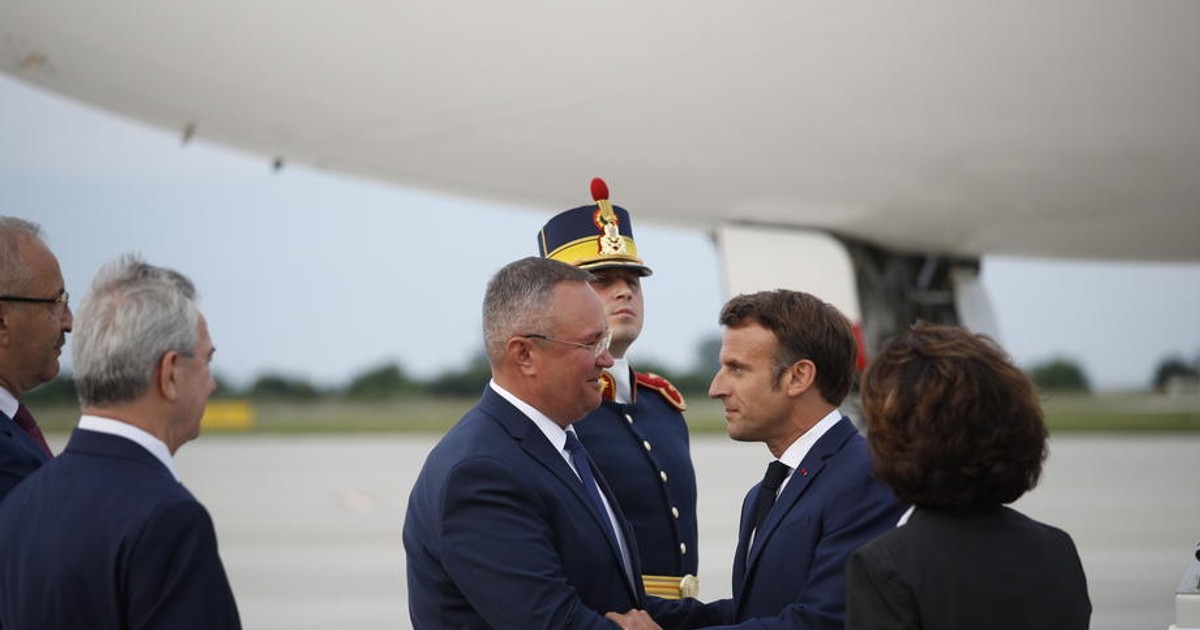 Emmanuel Macron, intampinat de premierul Nicolae Ciuca pe Aeroportul Mihail Kogalniceanu. Foto: EPA