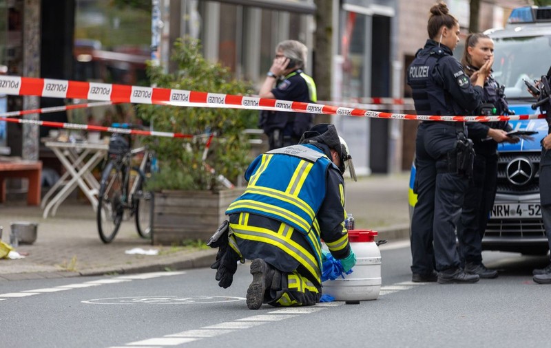 Adolescent de 16 ani a murit după o „provocare” periculoasă: a stat pe capota mașinii și a fost aruncat pe asfalt, în Germania