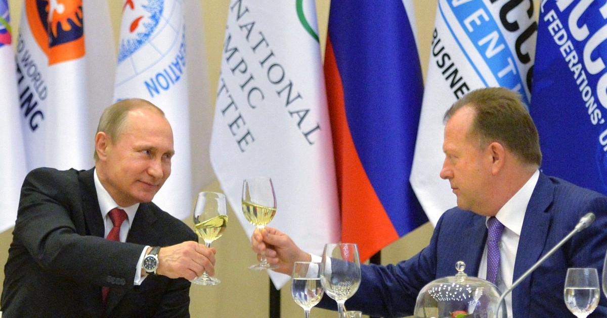 Pe 20 aprilie 2015, președintele rus Vladimir Putin toastează alături de Marius Vizer, șeful IFJ și președintele Convenției SportAccord, în timpul unei recepții la Soci, Rusia.
