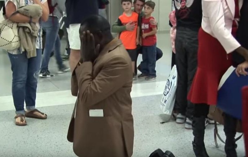 Un bărbat de culoare s-a prăbușit în aeroport. Când și-au dat seama ce face mulți au început să plângă
