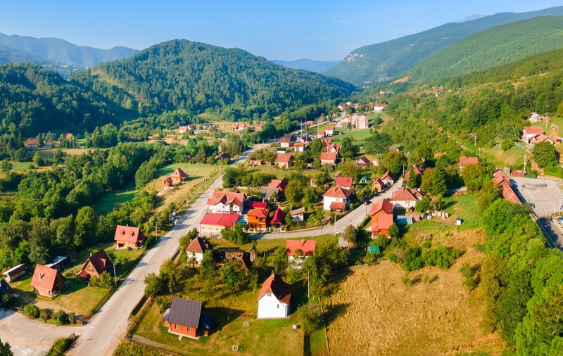 Cu prețul unui apartament mediu în Belgrad, care se ridică astăzi la aproximativ 180.000 de euro, este posibil să achiziționați un întreg complex etno cu lac propriu în Serbia. Sursă foto Shutterstock