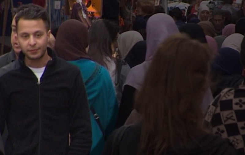 Imagini noi cu Salah Abdeslam! Teroristul a fost filmat înaintea atentatelor din Paris în cartierul Molenbeek | VIDEO