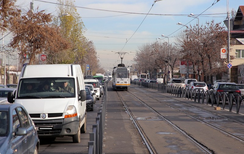 Stresul șoferilor, bucuria călătorilor. Linia de tramvai 21, delimitată cu garduri metalice