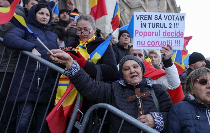 Susţinătorii lui Călin Georgescu au creat haos la Curtea de Apel București. Procesul privind reluarea alegerilor, amânat la 31 decembrie