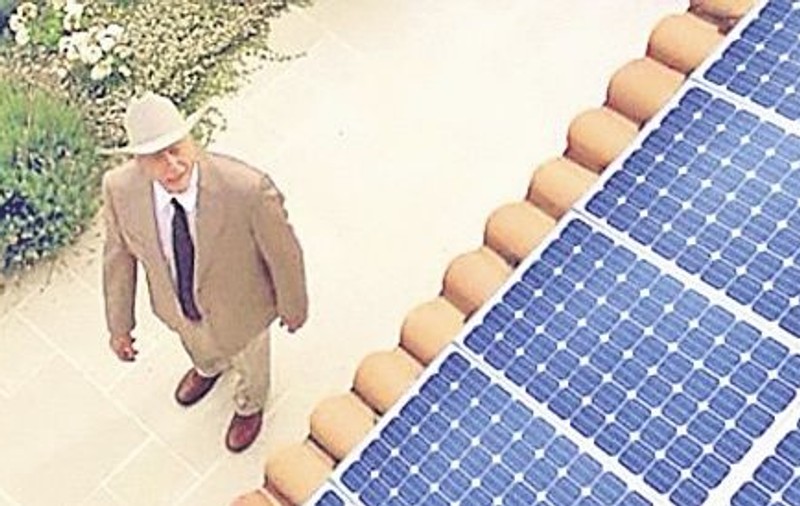 JR face reclamă la panouri solare