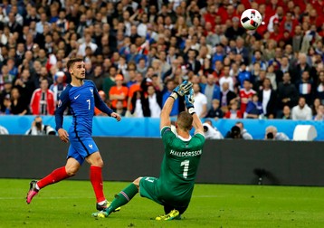 epa05406223 Antoine Griezmann of France (L) scores the 4-0 during the UEFA EURO 2016 quarter final match between France and Iceland at Stade de France in Saint-Denis, France, 03 July 2016. (RESTRICTIONS APPLY: For editorial news reporting purposes only. Not used for commercial or marketing purposes without prior written approval of UEFA. Images must appear as still images and must not emulate match action video footage. Photographs published in online publications (whether via the Internet or otherwise) shall have an interval of at least 20 seconds between the posting.) EPA/ABEDIN TAHERKENAREH EDITORIAL USE ONLY