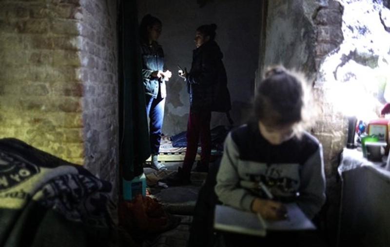 „Am mers cinci zile, din sat în sat”. Evadarea unei familii cu patru copii din Mariupol, după două luni petrecute în subsol