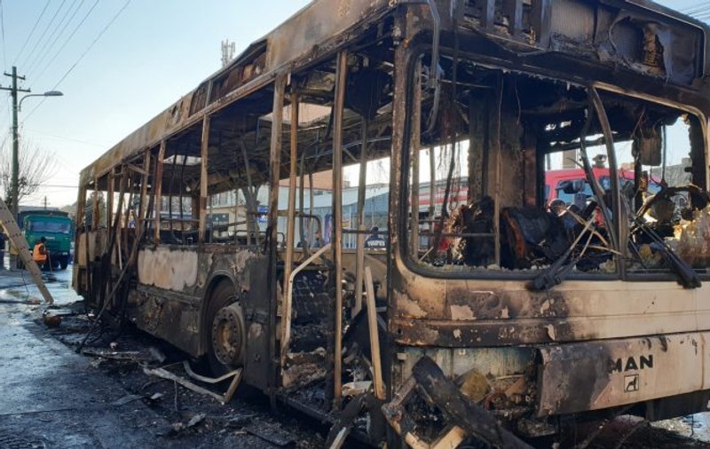 VIDEO | Un autobuz a luat foc pe o stradă din Craiova. Flăcările au cuprins și o casă din stație