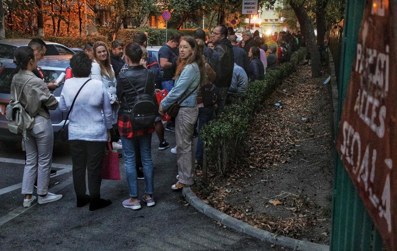 Noapte albă la coadă ca să prindă un loc la afterschool, la o școală din Sectorul 2: „Nu e normal ca unii să rămână pe dinafară”. Ce spune primarul