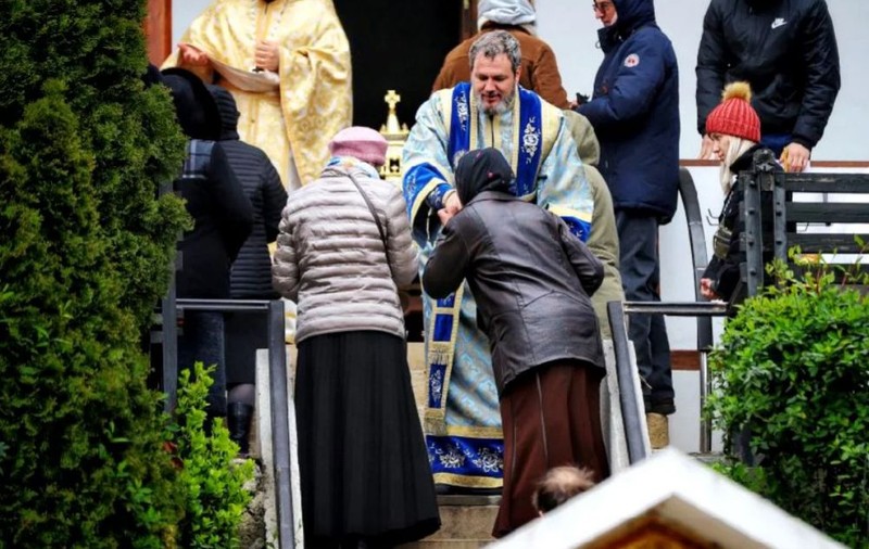 Imaginile cu credincioșii împărtășiți cu o singură linguriță au ajuns în presa internațională
