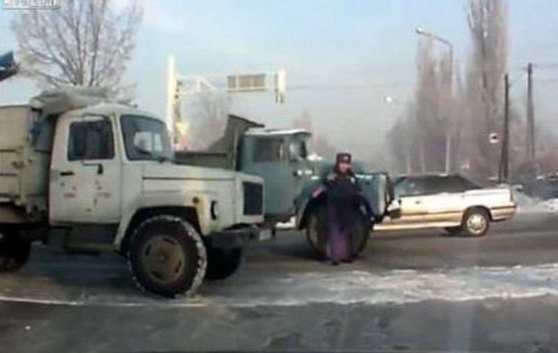 Un poliţist a fost lovit de un camion într-o intersecţie din Rusia | VIDEO