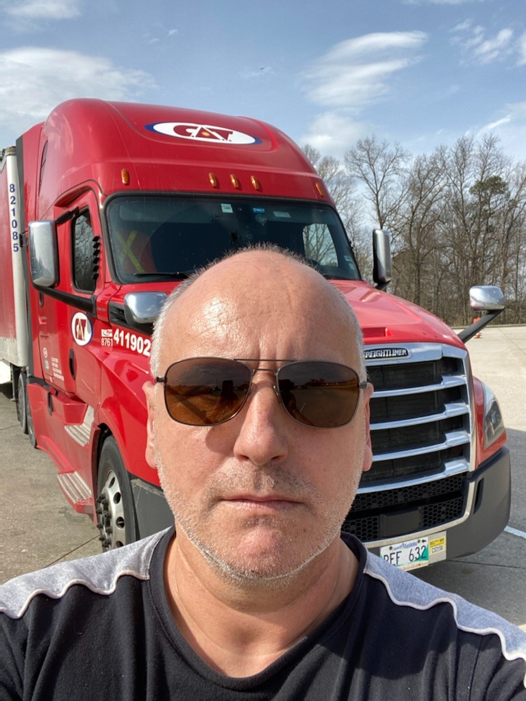 Daniel Cristian Ciorbă și camionul pe care-l conduce
