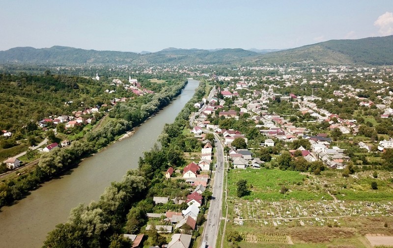 „Oamenii mor” când trec râul Tisa spre România, scrie presa ucraineană despre bărbații care fug de mobilizare, unii înfășurați în folie alimentară