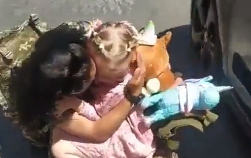 Momentul emoționant în care o fetiță își revede mama, soldat în Armata Ucrainei, întoarsă din război