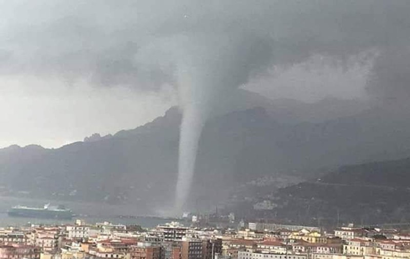 VIDEO | Momentul în care un vârtej uriaș ajunge deasupra unui oraș italian. Presa a catalogat fenomenul drept ”incredibil”
