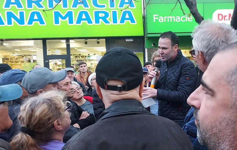 Primarul Robert Negoiță s-a văzut cu cetățenii în Piața Titan. O întâlnire de 30 de minute, hilară și inutilă