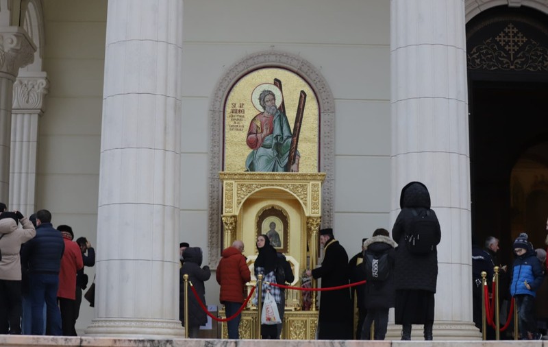Coadă de credincioși la slujba de la Catedrala Mântuirii Neamului, de Sfântul Andrei