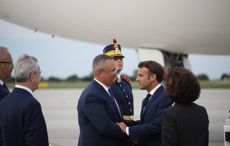 Emmanuel Macron a ajuns la baza Kogălniceanu marți seară. Miercuri dimineață se întâlnește cu Klaus Iohannis