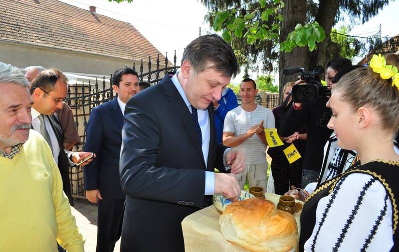 Ce vă mai plac pâinea şi sarea! Ce au în comun Elena Udrea, Victor Ponta şi Crin Antonescu