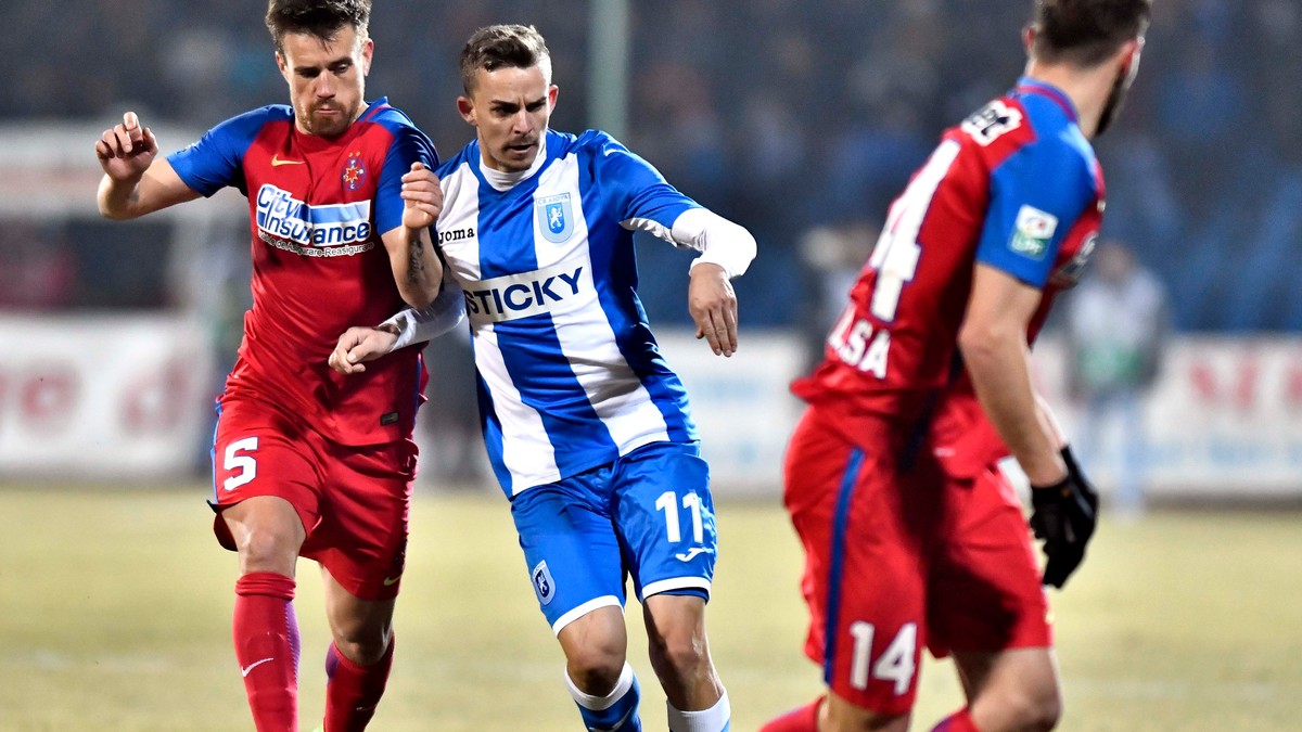 Mihai Pintilii (S) si Nicusor Bancu (D) se lupta pentru minge in meciul de fotbal dintre CS Universitatea Craiova si Steaua Bucuresti din cadrul etapei a-24-a a Ligii 1 Orange,desfasurat pe stadionul Stadionul Municipal din Drobeta Turnu Severin, sambata 18 februarie 2017. Razvan Pasarica/ SPORT PICTURES