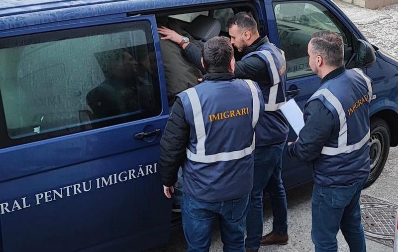 Cinci migranţi din Siria şi Afganistan, aduși în România ca parte a acordului Air Schengen