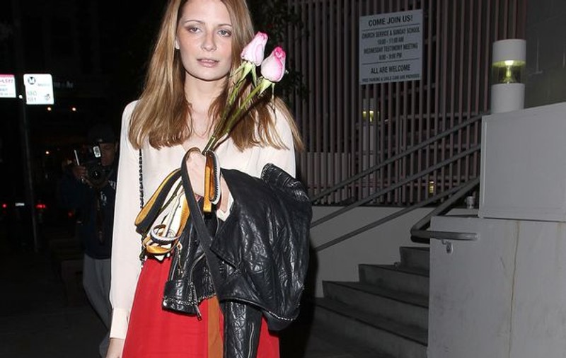 Mischa Barton, ecologistă? Uite cum adună gunoaiele de pe stradă! FOTO