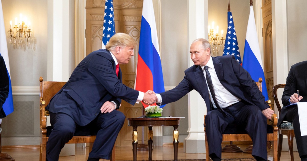 Donald Trump și Vladimir Putin își strâng mâna în Palatul Prezidențial din Helsinki, 2018.
