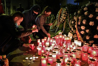 Oamenii au aprins lumânări în memoria victimelor Colectiv