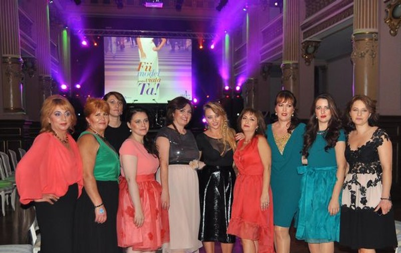 Manechine pentru o seară: 10 femei care suferă de psoriazis au defilat în ropote de aplauze 