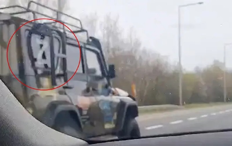 Coloană condusă de o mașină cu litera Z, cu steaguri ale Rusiei, pe o autostradă din Irlanda: „E absolut dezgustător!”