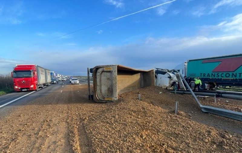 Circulaţie blocată pe Autostrada Bucureşti - Piteşti, după ce un TIR cu nisip s-a răsturnat