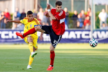 epa04234314 Romania's Cristian Manea (L) in action against Albania's Valdet Rama (R) during an international friendly soccer match between Albania and Romania in Yverdon-les-Bains, Switzerland, 31 May 2013. Romania won 1-0. EPA/SALVATORE DI NOLFI